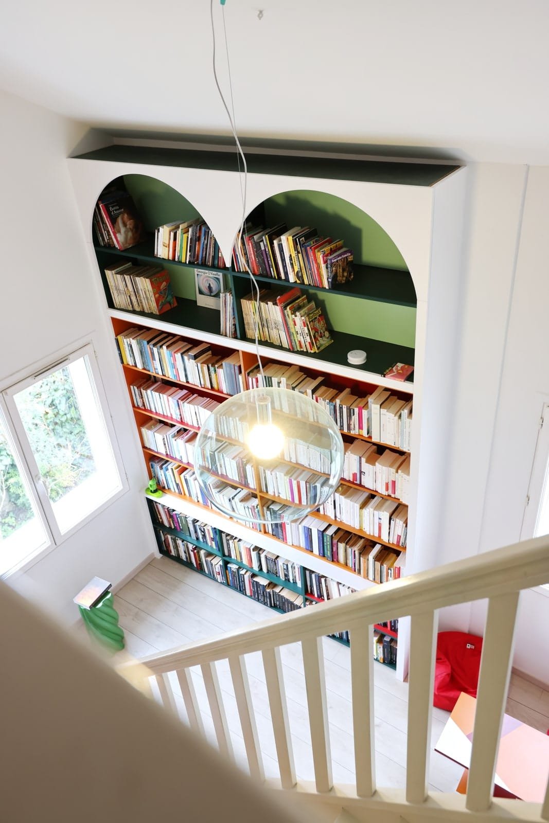 Bibliothèque toute hauteur sur mesure avec arches et éclairage intégré