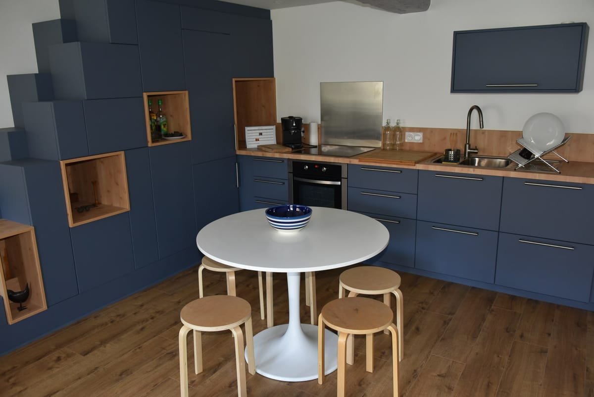 Cuisine sur mesure bleue avec escalier japonais intégré, réalisée par 38 Agencements près de Grenoble