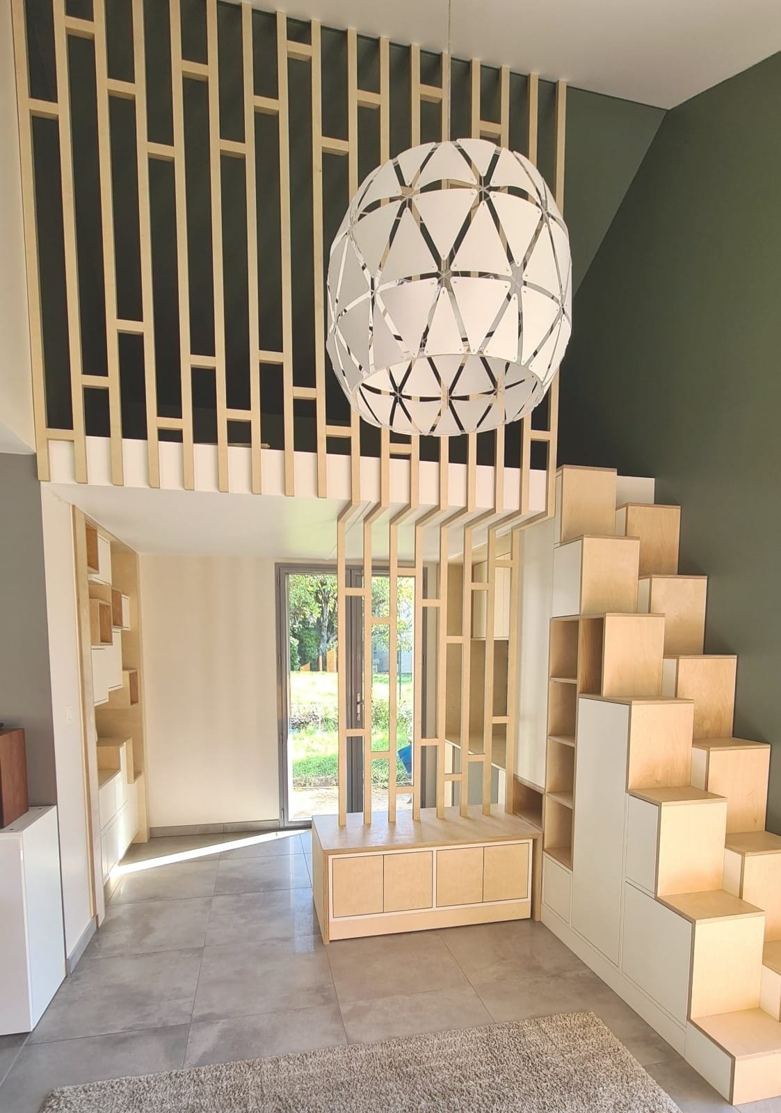 Escalier japonais à pas décalés desservant une mezzanine, avec claustra bois