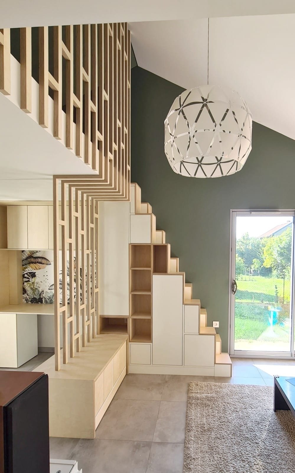 Escalier japonais en bois avec rangements intégrés et claustra, réalisé près de Grenoble