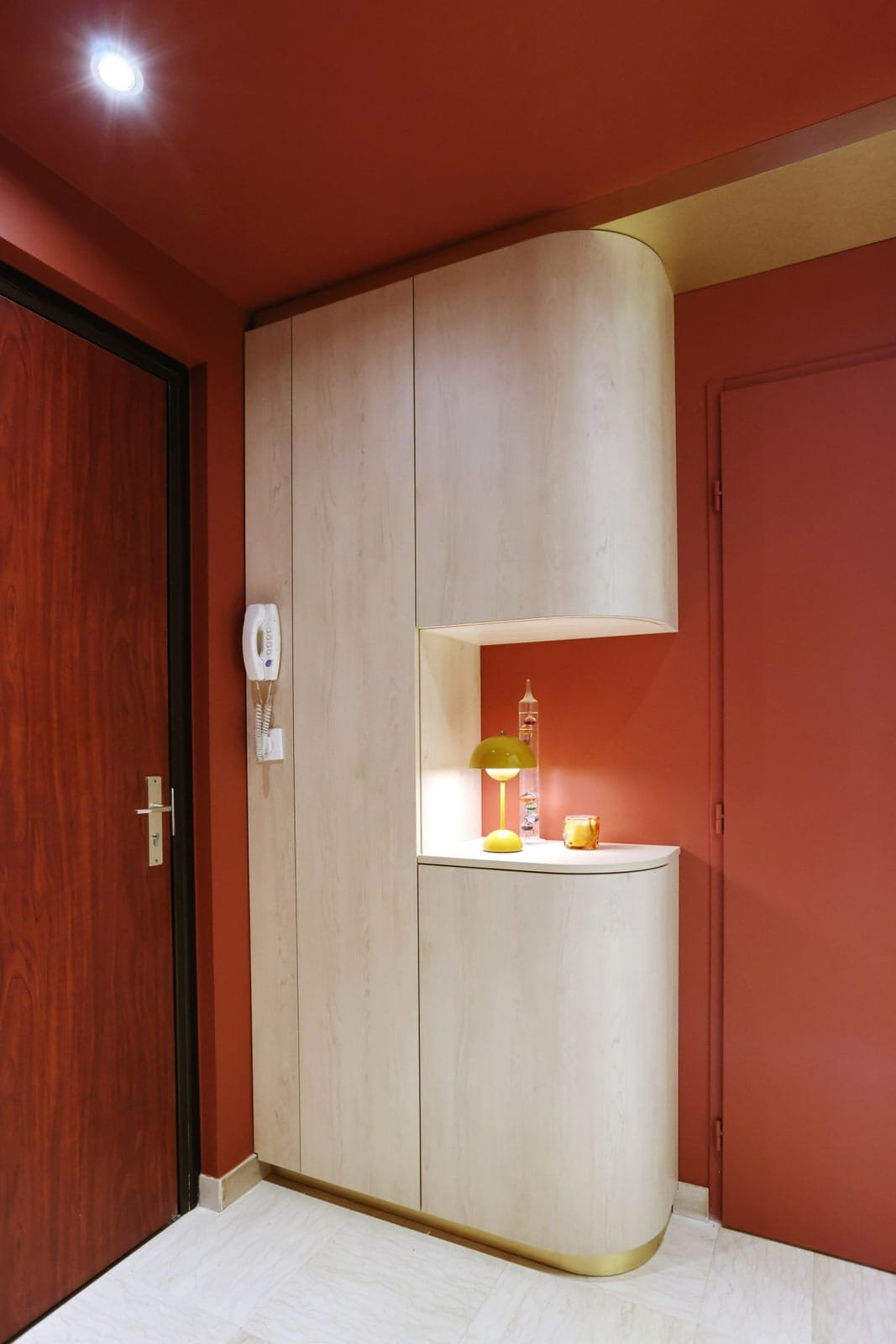 Meuble d’entrée sur mesure aux angles arrondis en bois clair et laiton