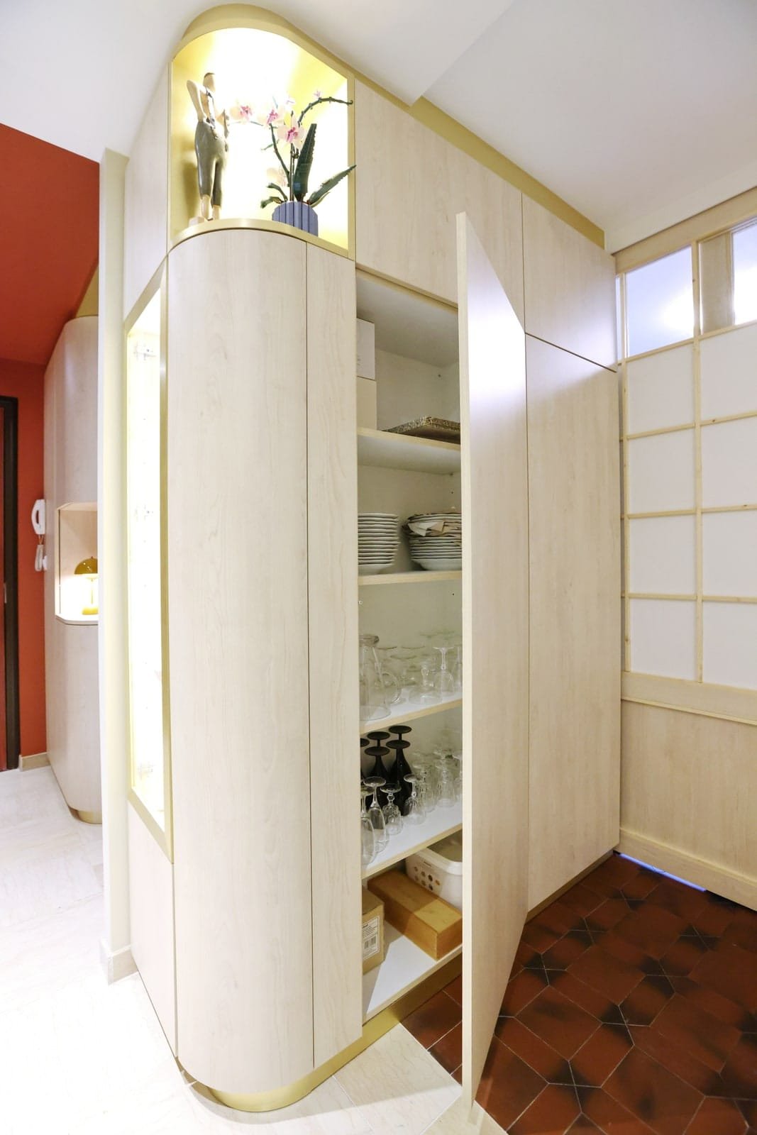 Meuble de rangement arrondi sur mesure avec rangement vaisselle intégré
