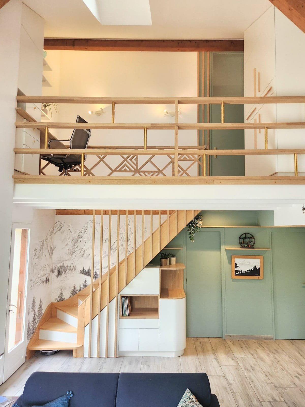 Mezzanine bureau avec garde-corps bois au-dessus d’un séjour